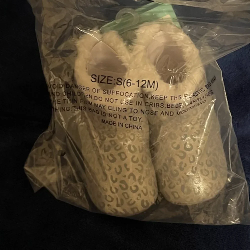 Stride Rite infant girls faux fur lined booties, silver pattern, NWT